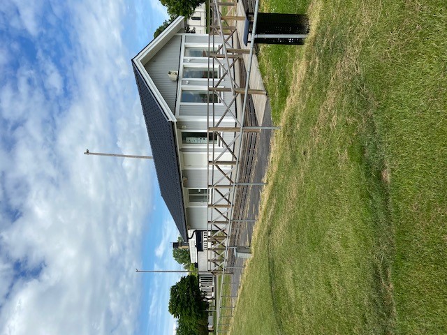 Kioskbyggnad i grå färg med vita knutar