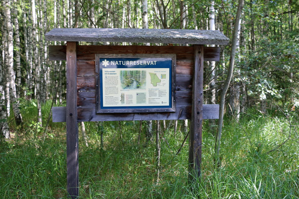 Informationstavla över naturreservatet.
