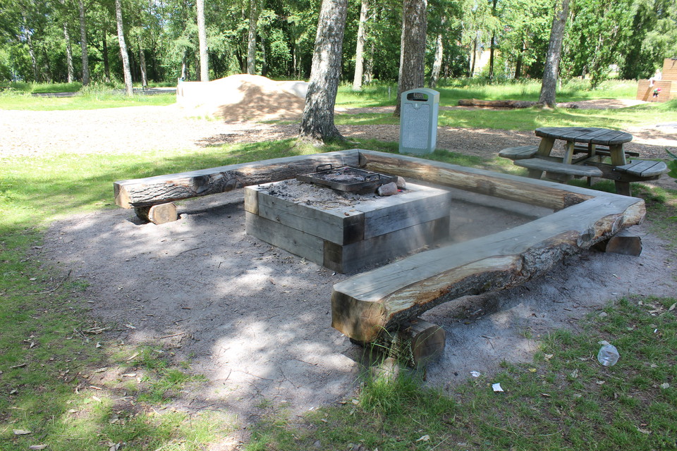 Grillplats med trädskugga