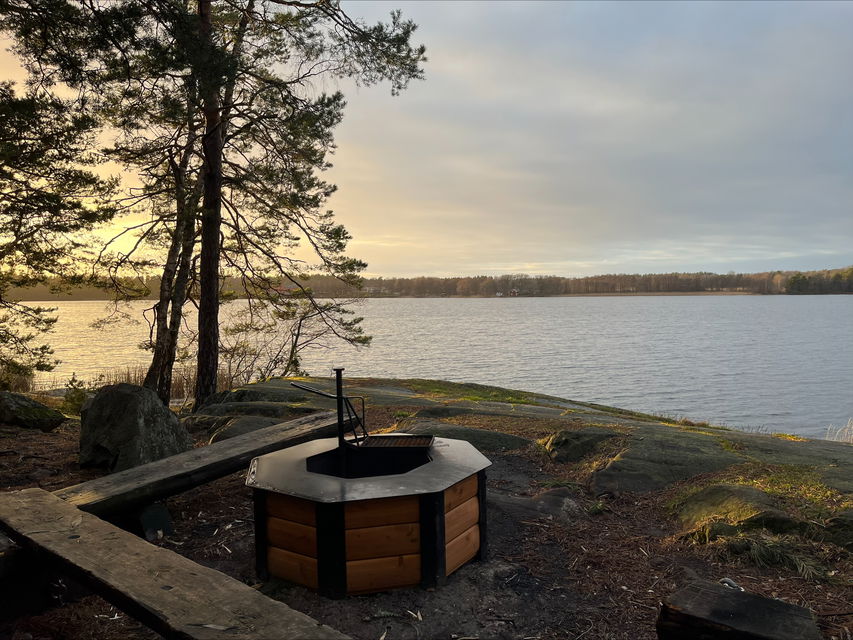 Grillplats med utsikt över Lejondalssjön