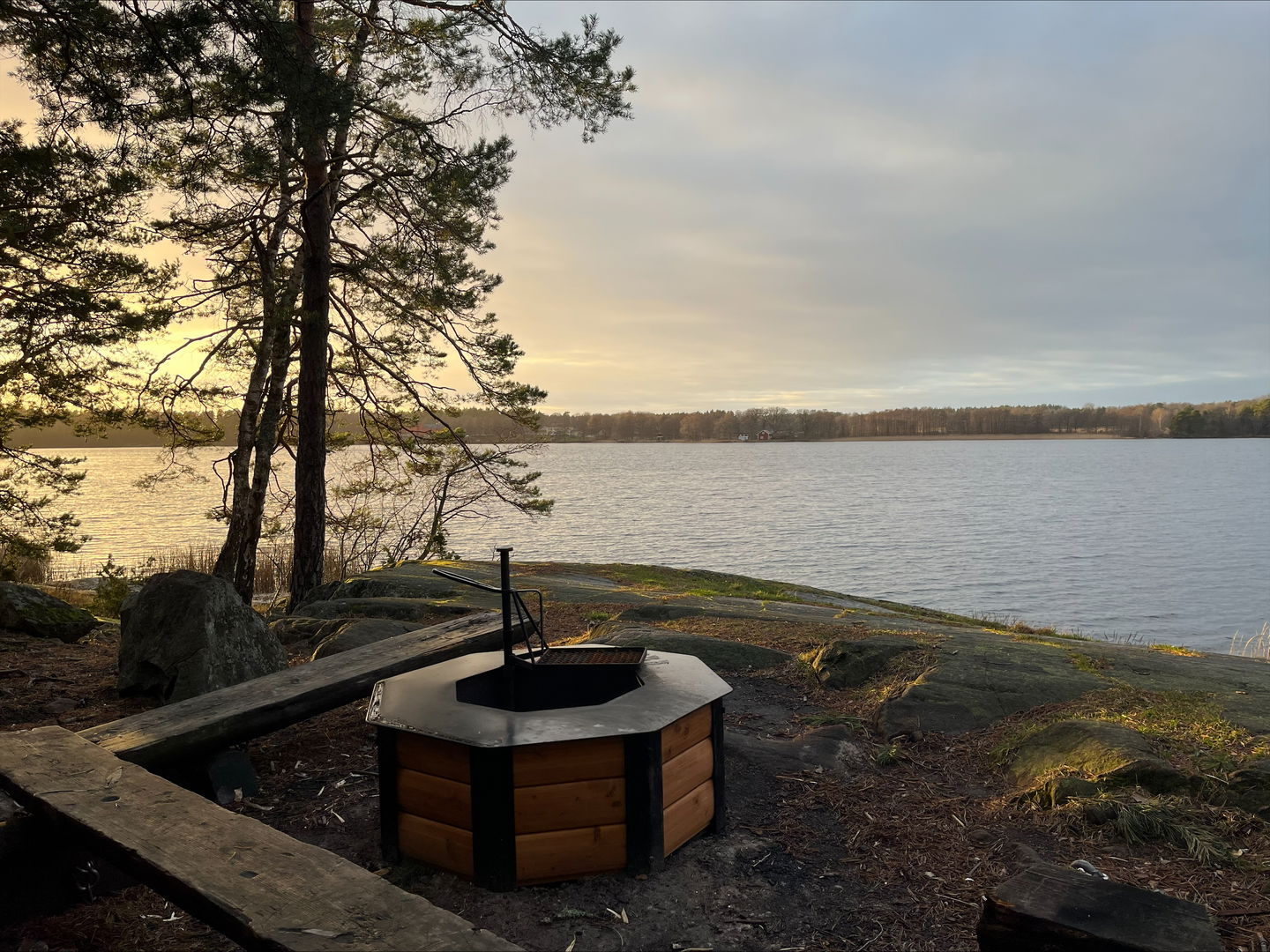 Grillplats med utsikt över Lejondalssjön