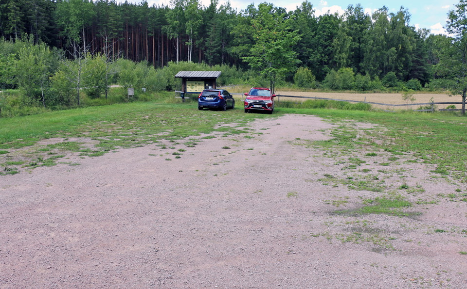 Parkeringsplats med parkerade bilar.