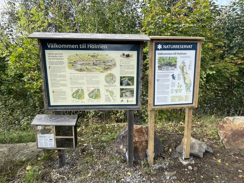 Två informationsskyltar med text och illustrationer.