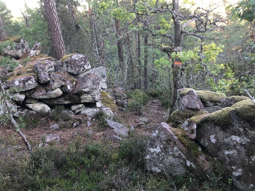 Stenmur av den gamla fornborgen