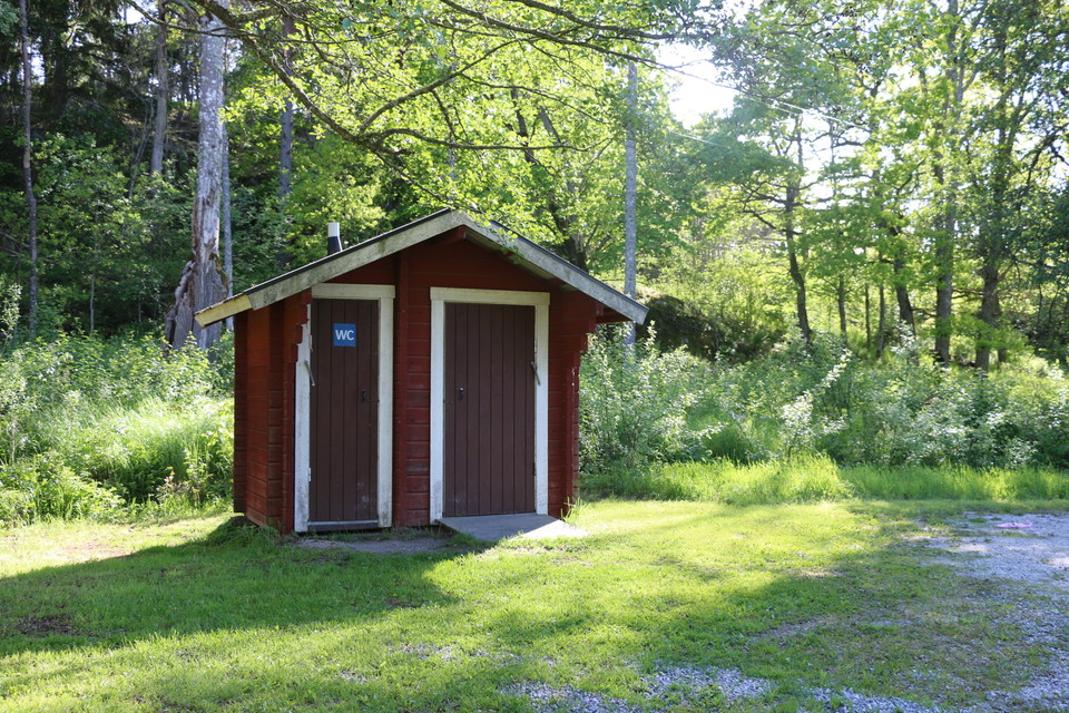 Två toaletter varav en är handikappanpassad.