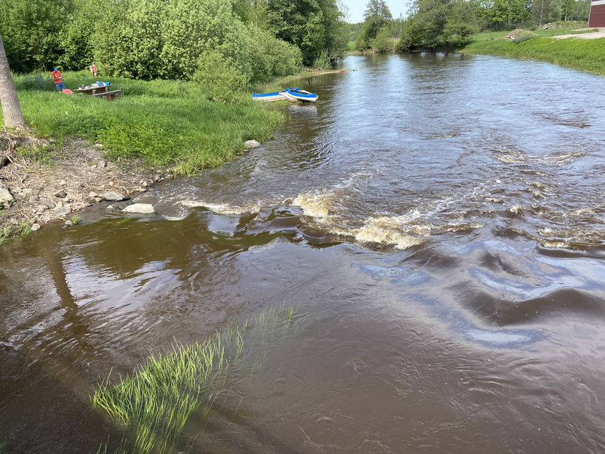 Kort forssträcka vid Näs.