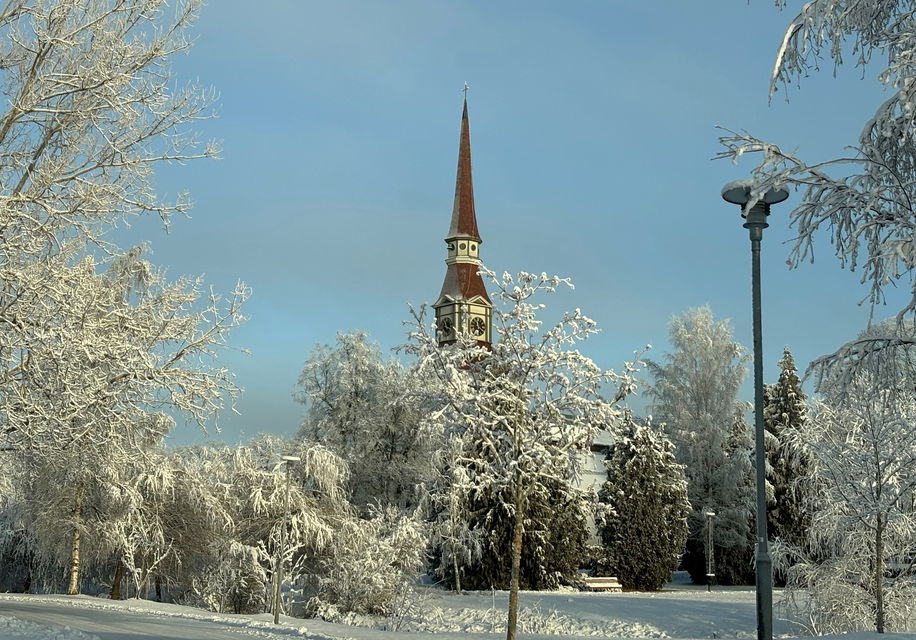 Vy mot Norrbärke Kyrka från Uddparke