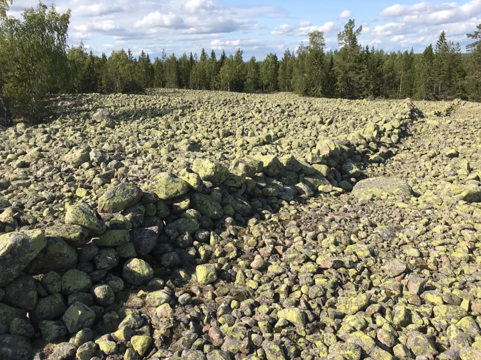 Klapperstensfält med mur