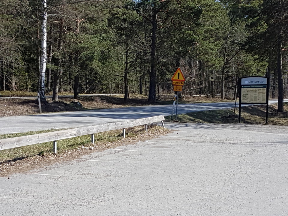 Friluftsparkering vid Elfviksvägen. Foto Lidingö stad.