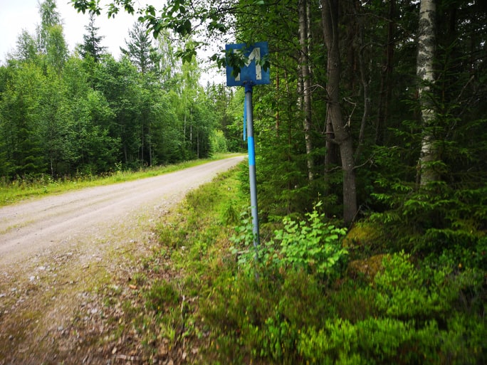 Parkering vid mötesplatsen på södra sidan av vägen.