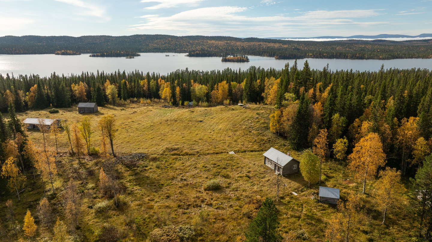Dainanäs med sjön Stor-Dainan i bakgrunden.