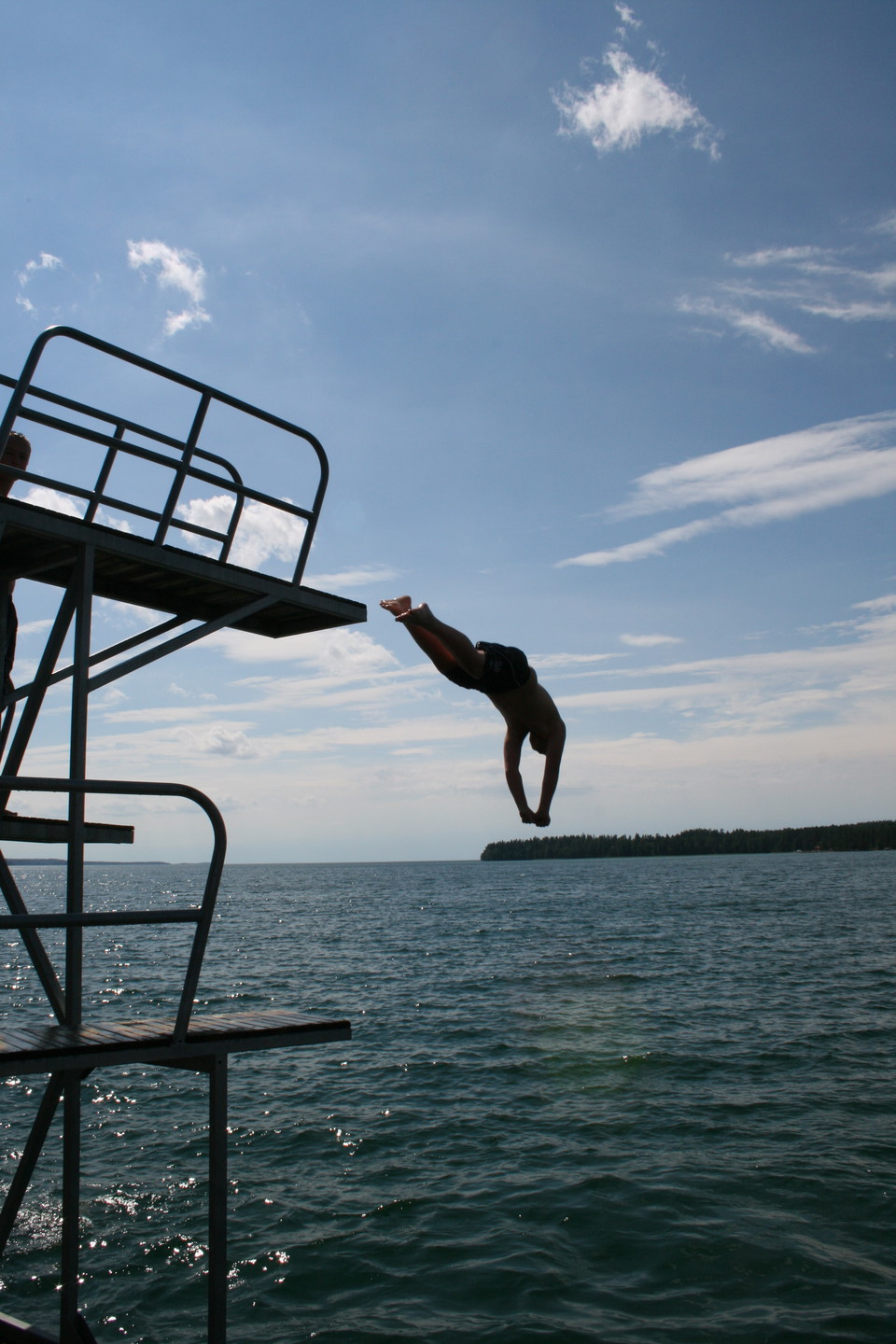 Barn hoppar från hopptorn