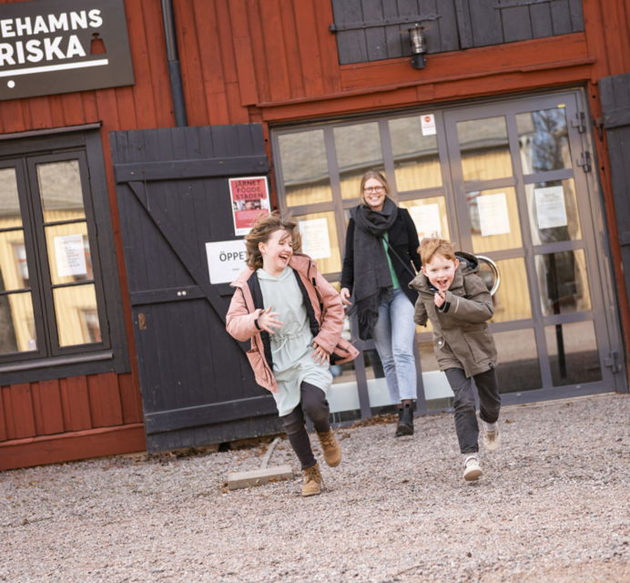 Barn som springer utanför Kristinehamns Historiska.