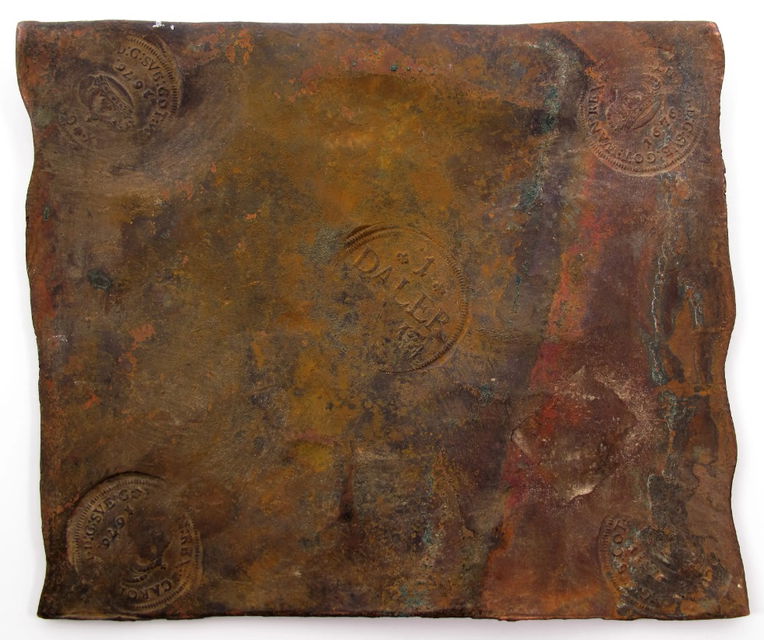 Plåten är stämplad med bland annat texten "1 daler" och året 1676.