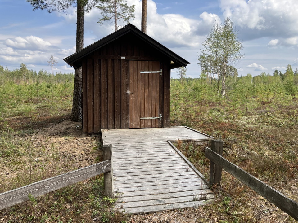 Stora Tjärn. Här finns det ett dass.