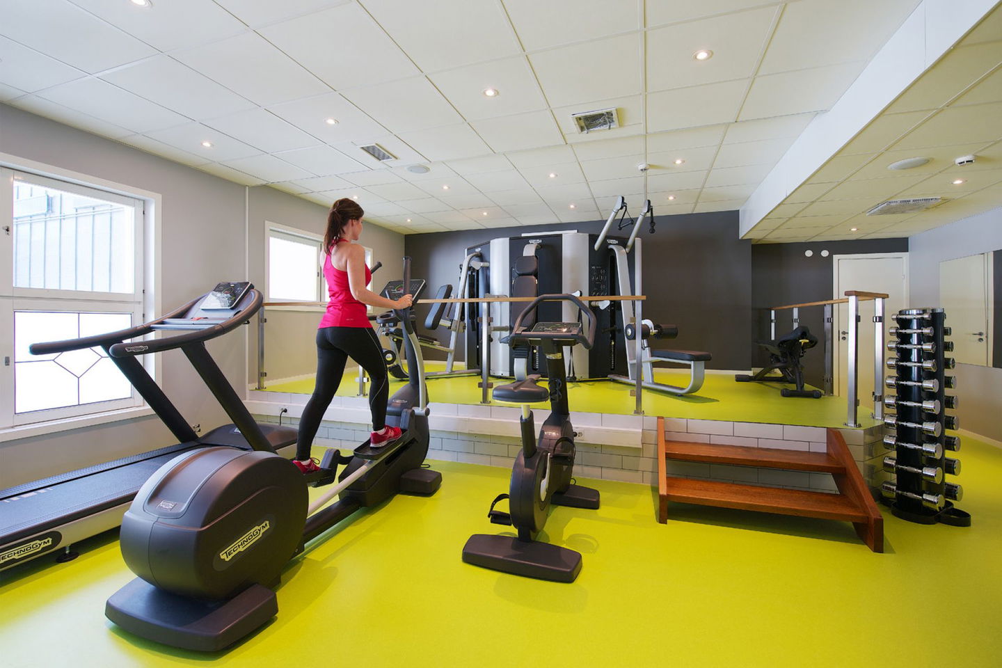 En kvinna tränar på ett gym.