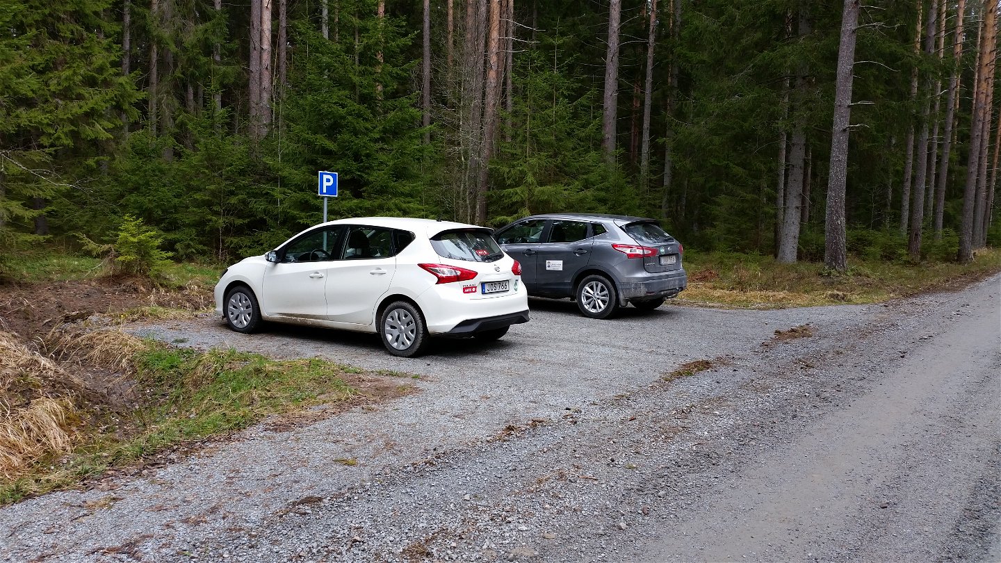 Två bilar står parkerade på anvisad parkeringsplats.