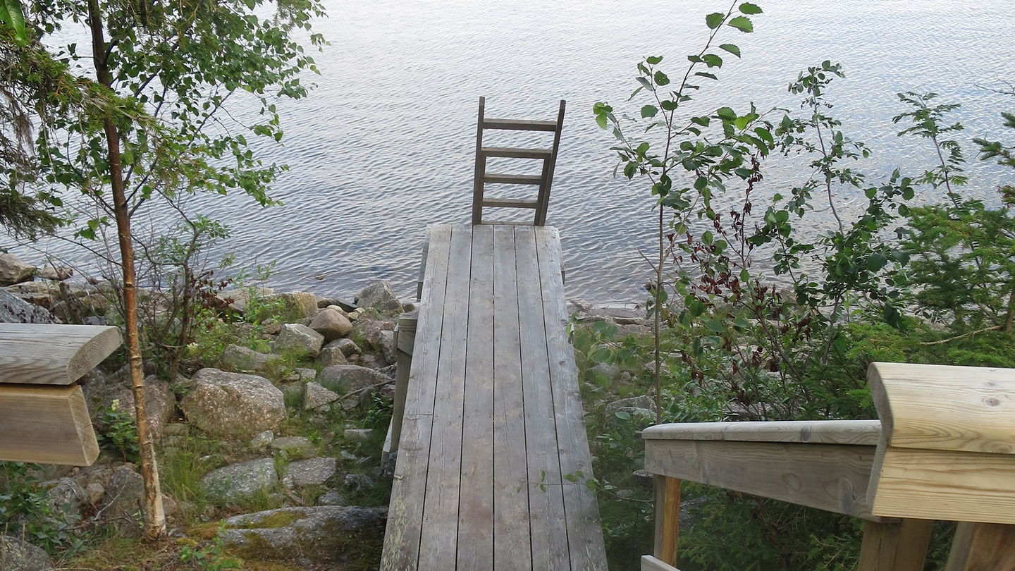 En brygga med en stege ner i havet.