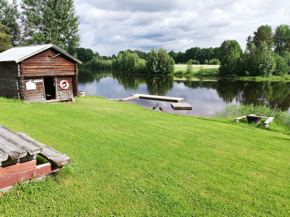 Norrbybadet med bänkbord, brygga och grillplats
