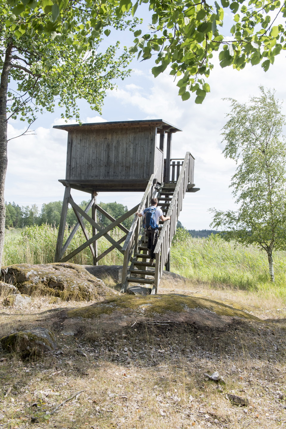 Klättra upp en trappa till tornet.