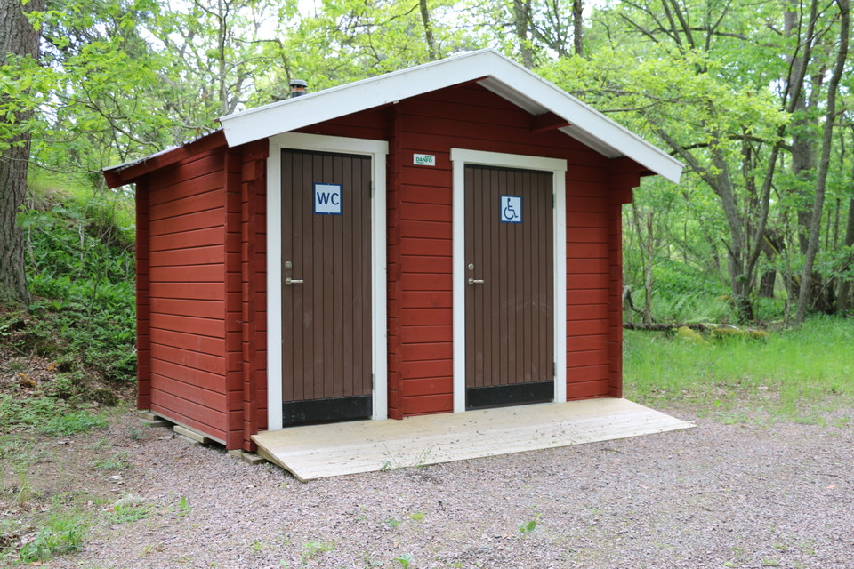 Två toaletter, den ena är handikappanpassad.