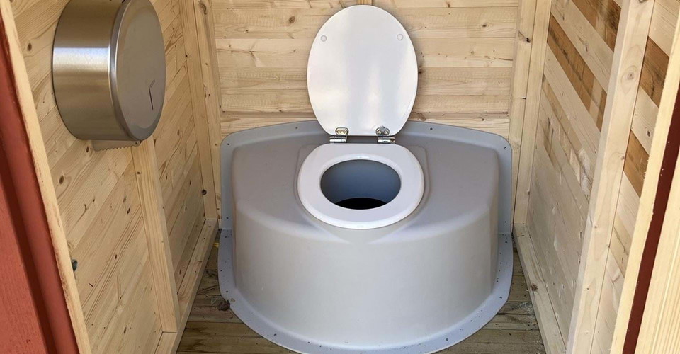 Komposteringstoalett (torrdass) vid Ösjön, Kinda
Uppfört 2024 med stöd från Europeiska jordbruksfonden för landsbygdsutveckling.