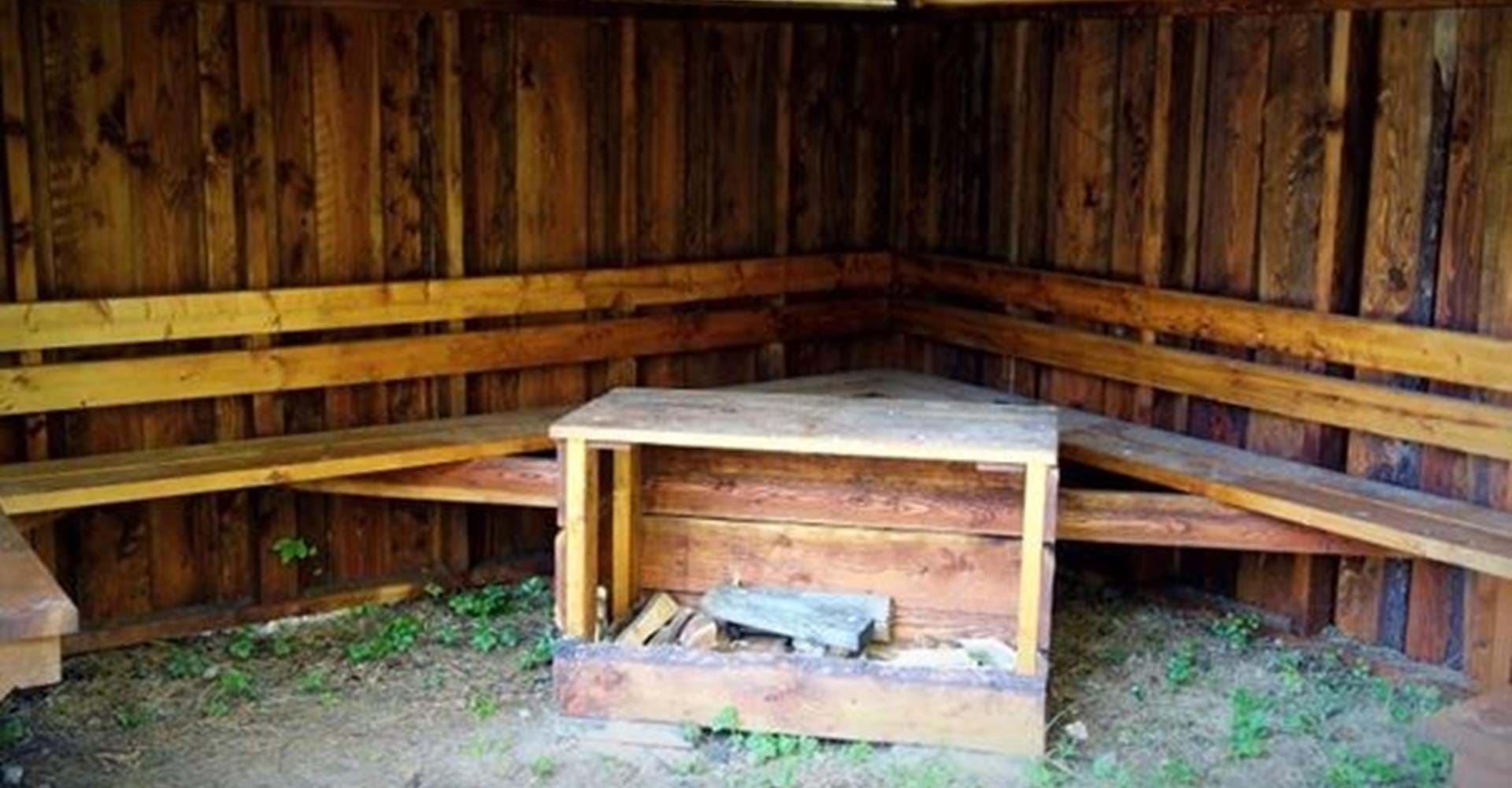 Interiör rastplats med tak och grillplats vid Ålvik
Drögenslingan
Linköping