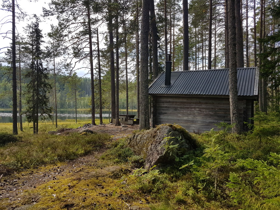Skiftestjärnsstugan som har två enkla britsar för övernattning