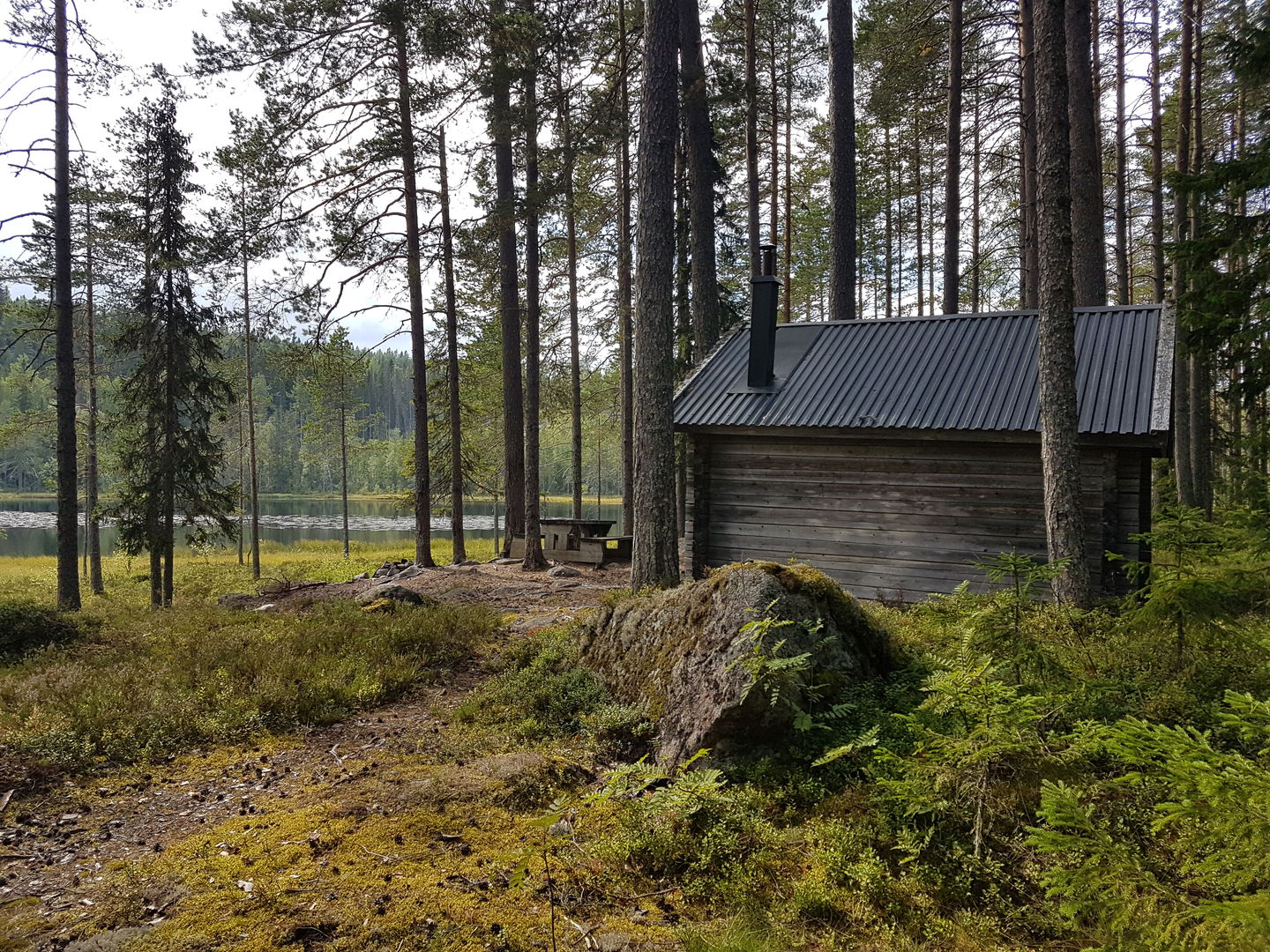 Skiftestjärnsstugan som har två enkla britsar för övernattning