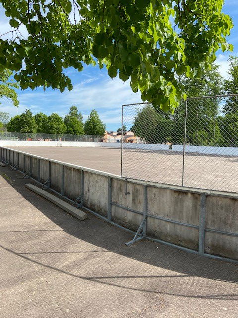 Ishockeyrink sommarbild