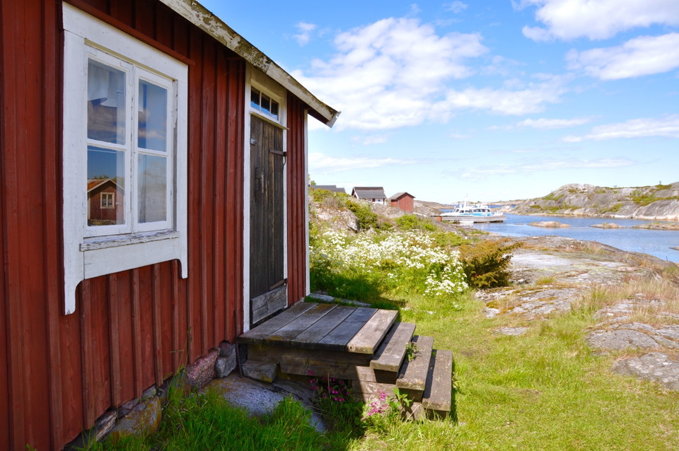 Övernattningsboden ligger längst in i viken. 