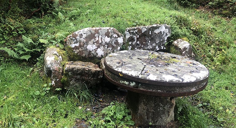 En soffa och ett bord, helt gjorda i massiv sten. 