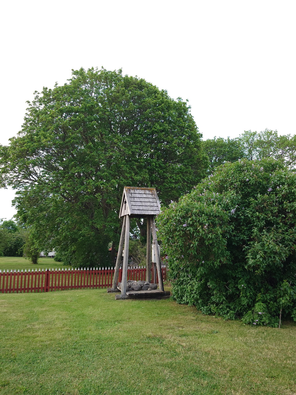 Klockstapel vid Össby kyrkoruin i Vallentuna