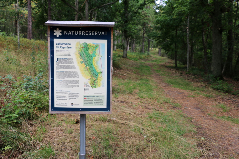 Informationstavla över naturreservatet.