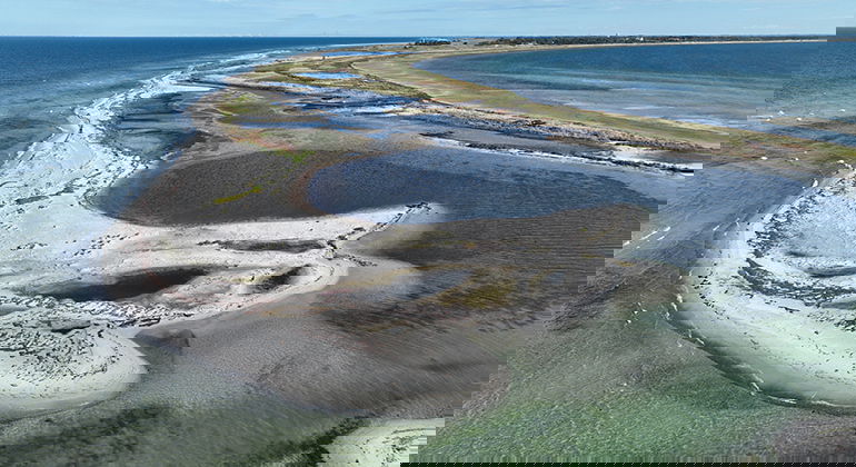 Strax söder om märket. Följer du västra strandremsan kommer du ut hit torrskodd 2025.