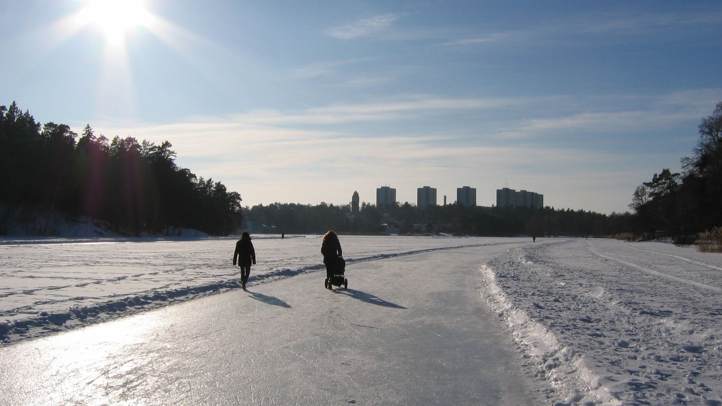 Promenad på Kottlasjöns is. Foto Lidingö stad