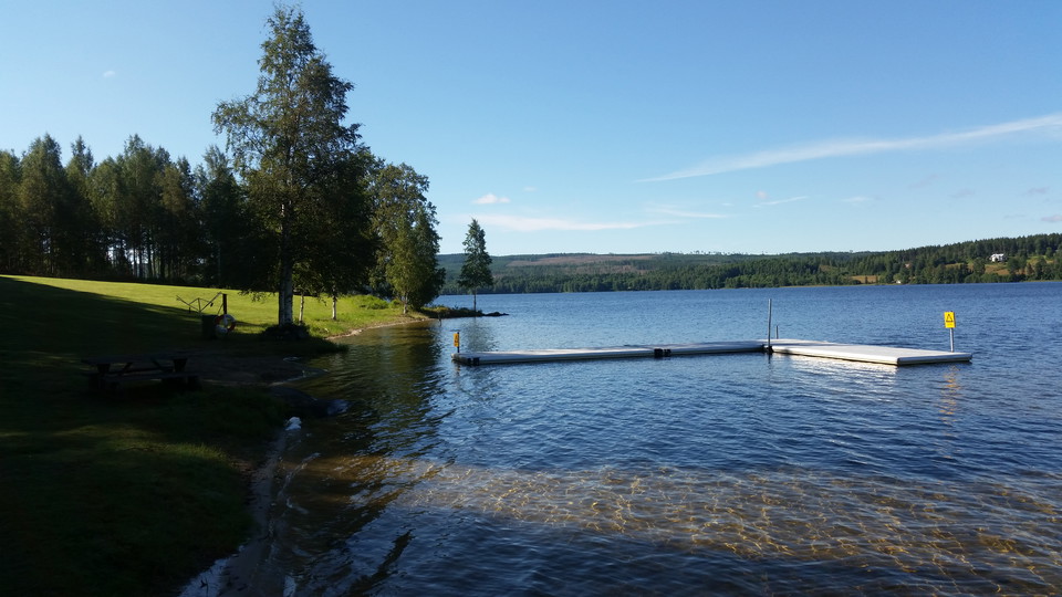 Västbyns badstrand med brygga