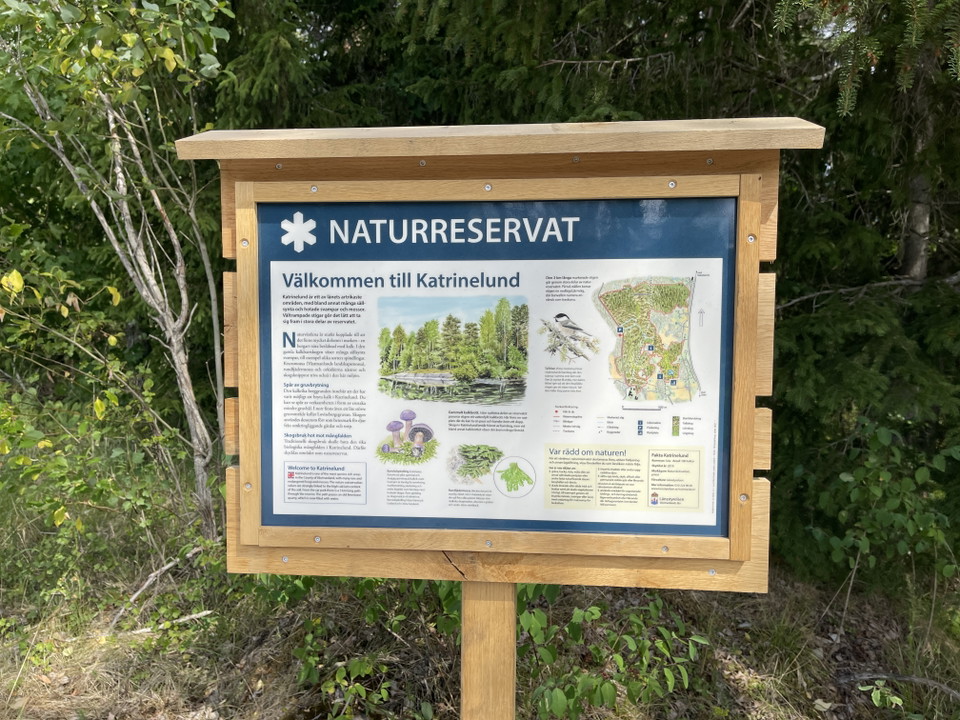 Informationstavla med text och illustrationer.