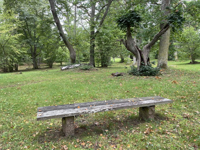 Sittbänkar, Länsmansgårdsängen