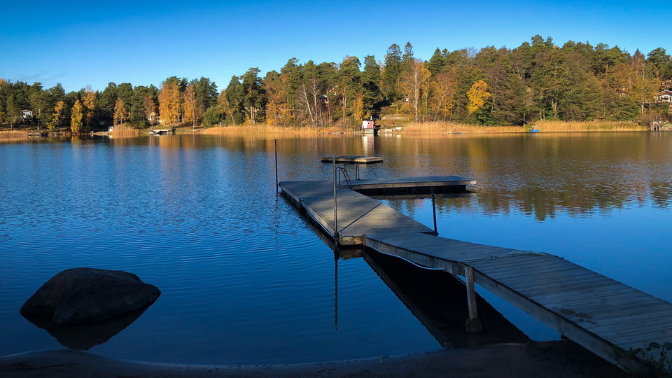 Badbrygga i en sjö.