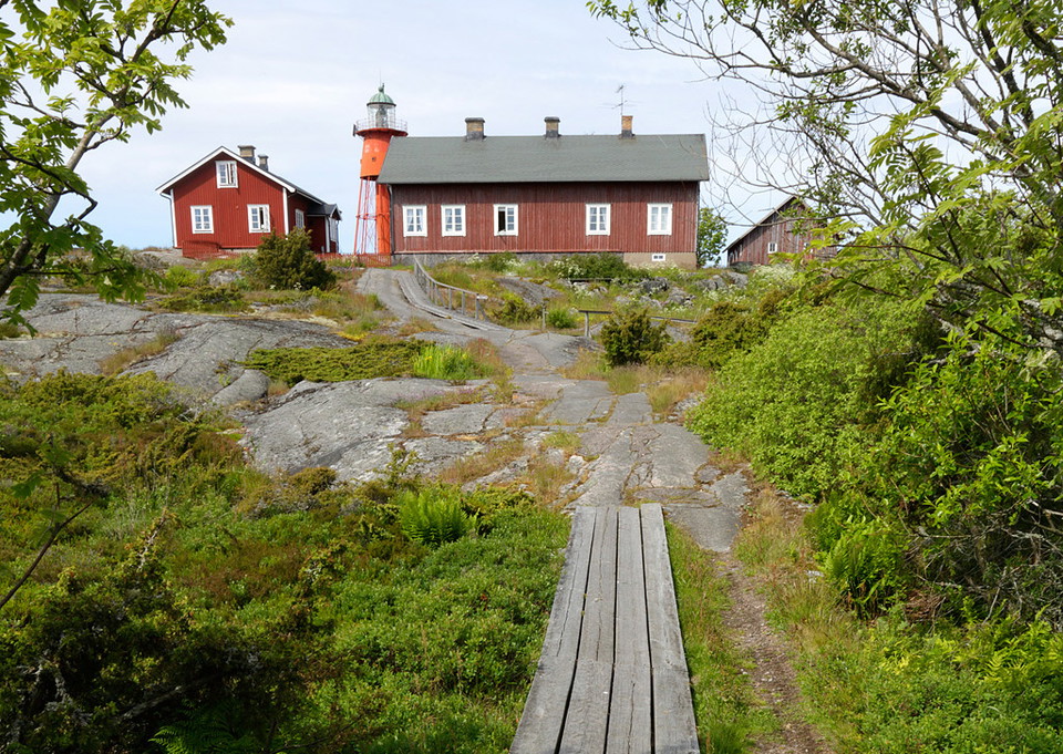 Stigen upp mot fyrbyn. 
