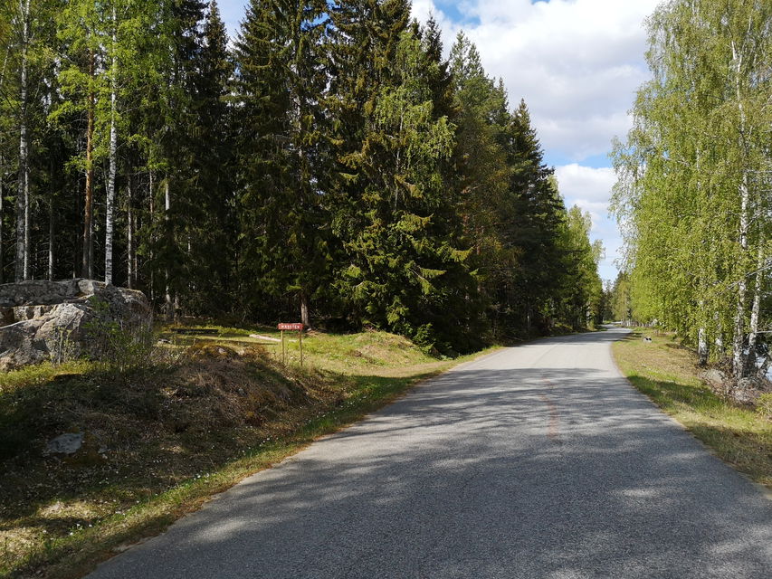 Längs med leden, Mässtenen