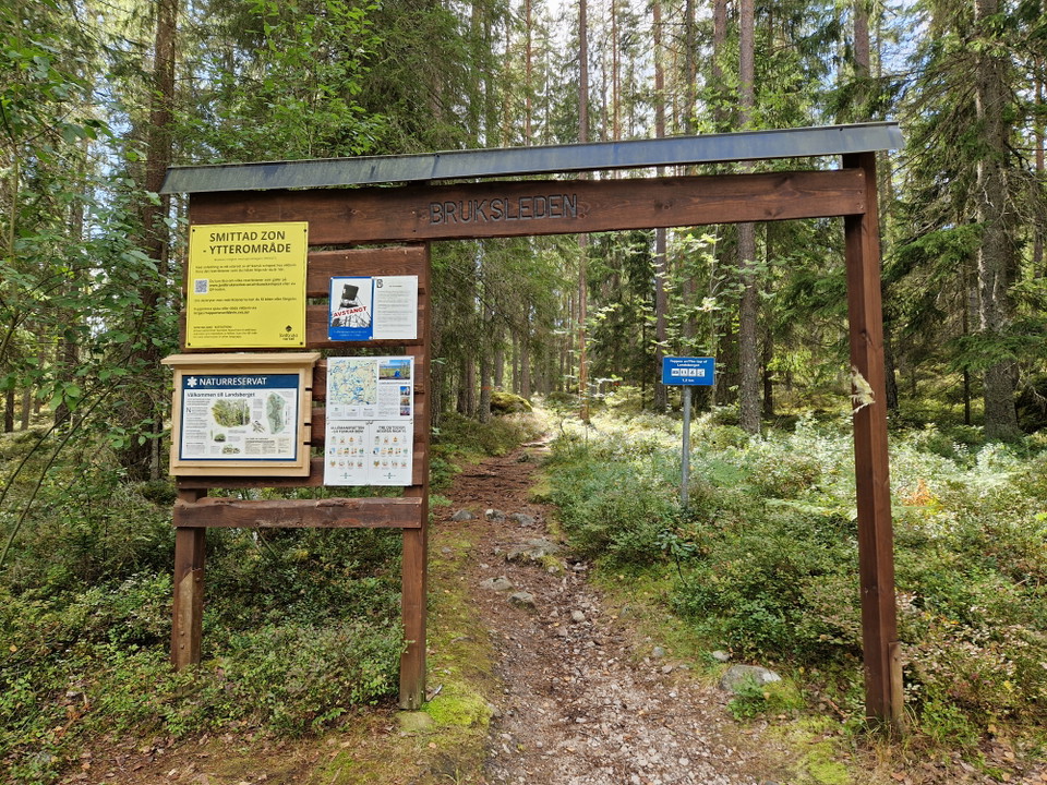 Skylt med information om naturreservatet vid stigentré.
