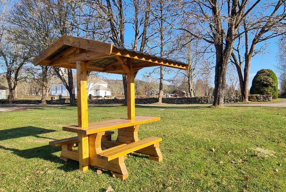 Bänkbord vid Mangskogs kyrka