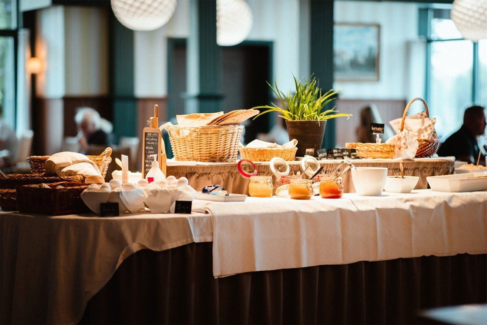 Ett bord med mat på.