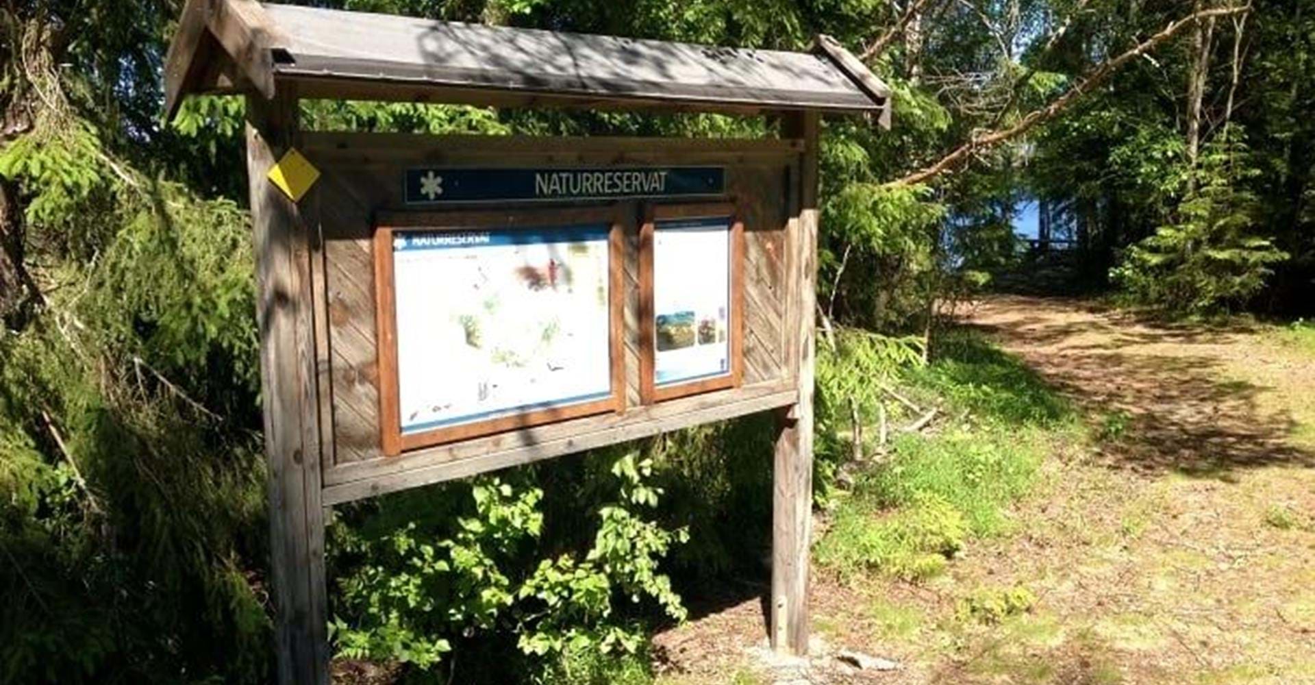 Infotavla rastplats vid Gällsjön i Kärnskogsmossens naturreservat
Etapp: Kärnskogamossen-Skönnarboleden, rundslinga Kärnskogsmossen
Motala