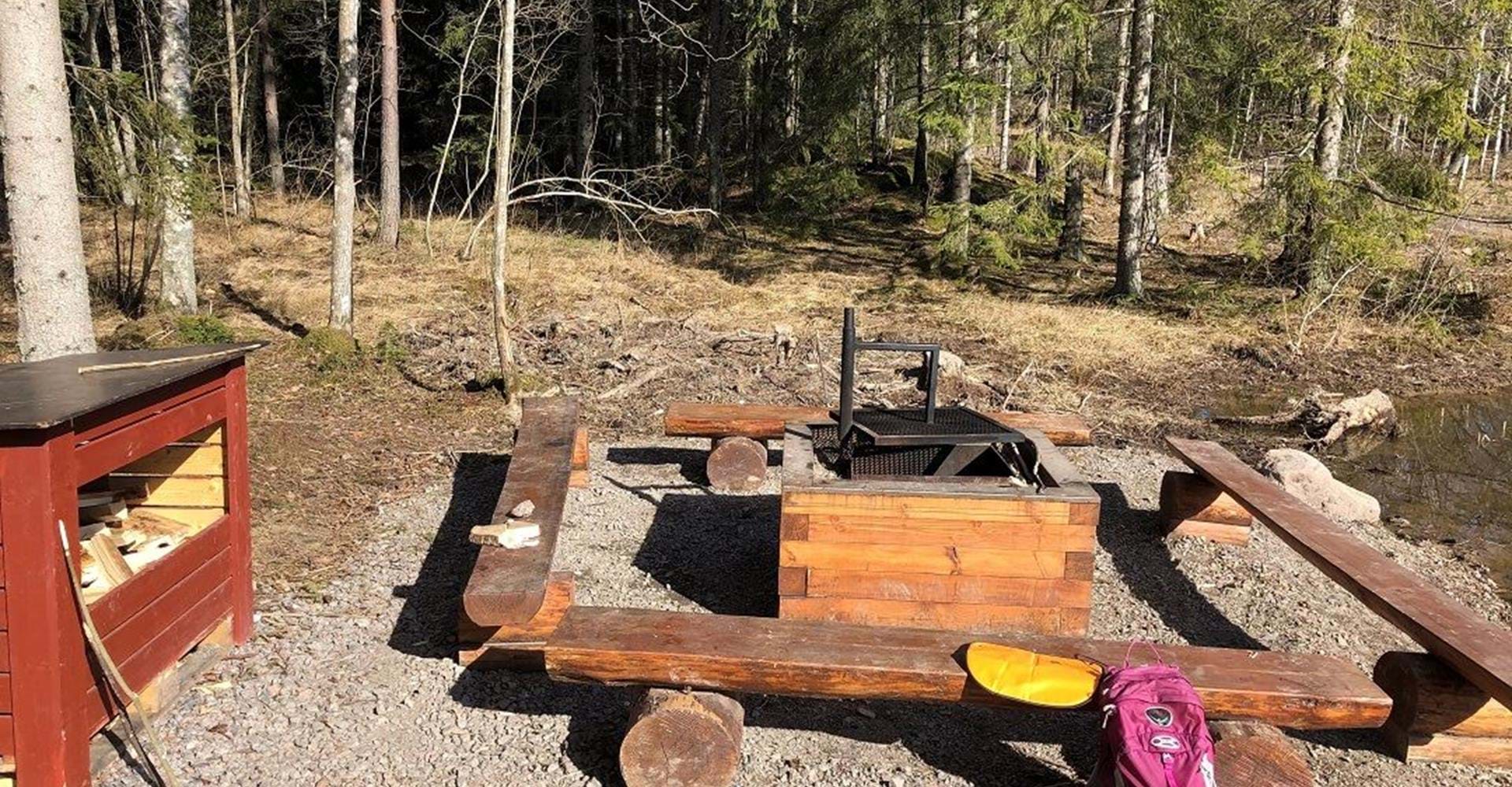 Grillplats mellan Mossens och Ullabergs  våtmarker. 
Etapp: Vidingsjö-Bjärka Säby
Rundslinga: Ullabergs och Mossens våtmarker
Linköping