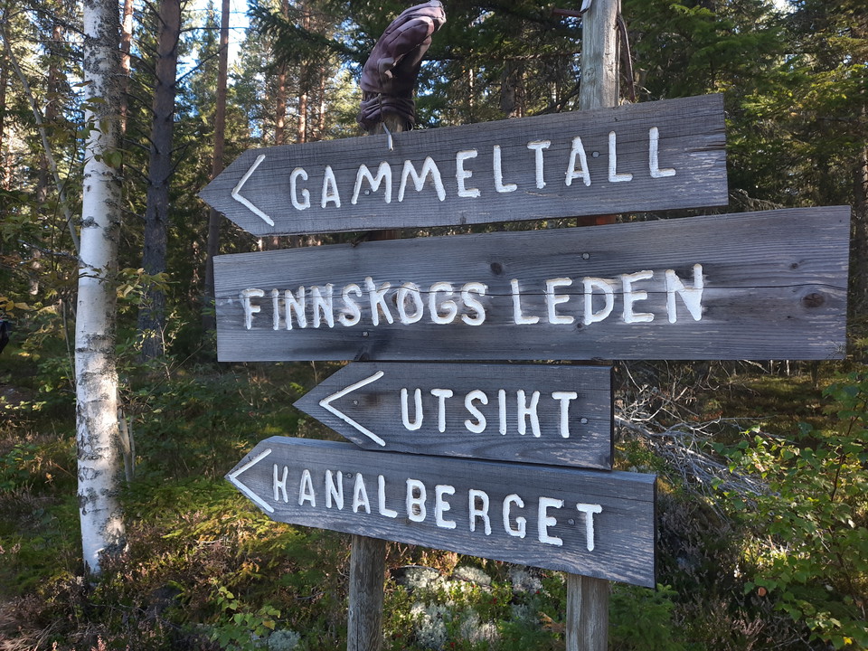 Skyltar visar starten för leden