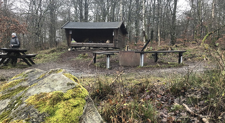 Vindskydd och eldstad.