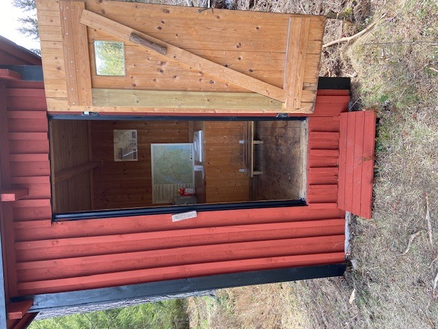 Bild på torrdass vid Bleckenstad. Dörren står öppen.